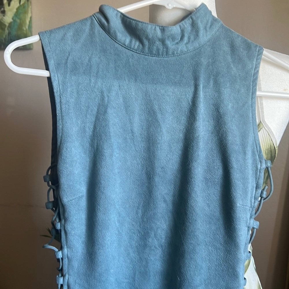 24. Babe blue side straps